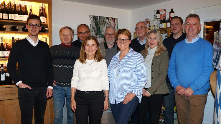 Die neue FDP-Kreisvorsitzende Monika Bock (Mitte) mit Anette Westarp (li) und Birgit Unger (re), Raphael Karlisch (li), Dr. Thomas Klaue, Dr. Michael Reich, Fritz Haugg, Dr. Harald Eggers, Maximilian Neumayr und Axel Schmidt (re).