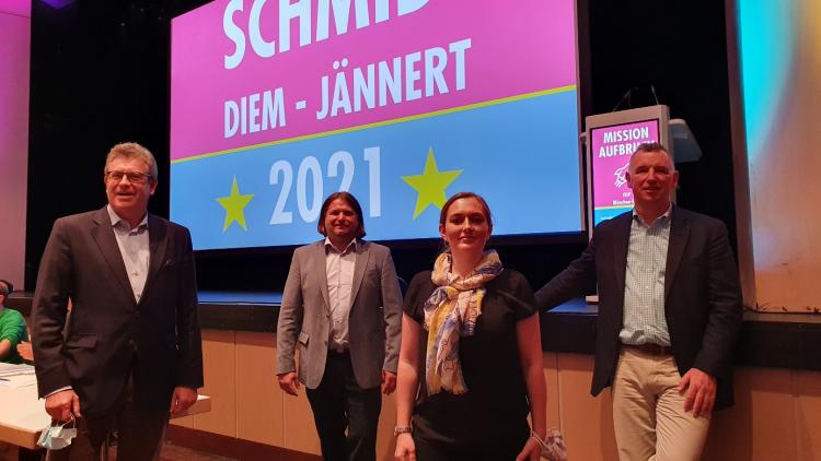 Bildunterschrift: FDP-Kreisvorsitzender Michael Ritz (1. v. l.) gratuliert dem frischgebackenen Wahlkreisbewerber zum Bundestag, Axel Schmidt (4. v. l.), sowie den Listenkandidat*innen Katharina Diem (3. v. l.) und Thomas Jännert (2. v. l.).